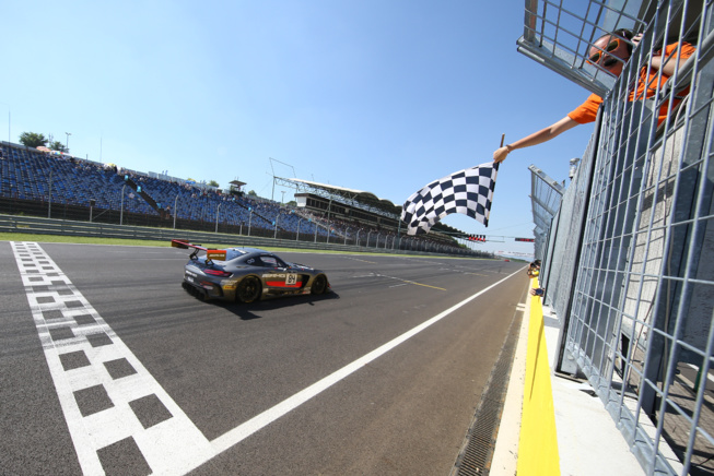 Mercedes s'impose sous le drapeau à damier (O.Beroud/VSA - SRO) Mercedes s'impose sous le drapeau à damier (O.Beroud/VSA - SRO)