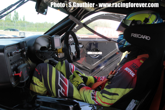 Dans la Ginetta GT4, le volant est à droite