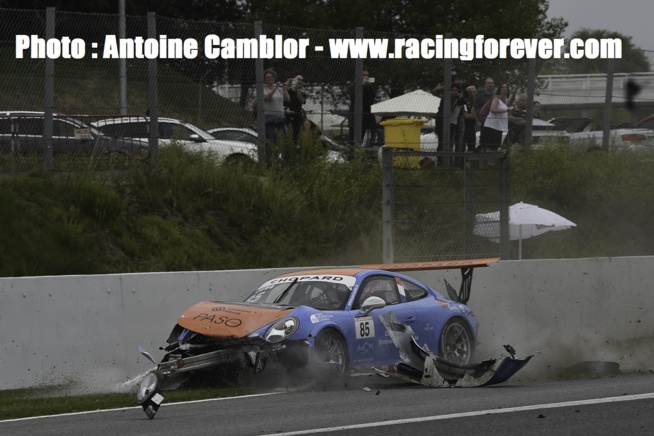 Voiture détruite pour Antoine Jung dans la course 1 Voiture détruite pour Antoine Jung dans la course 1