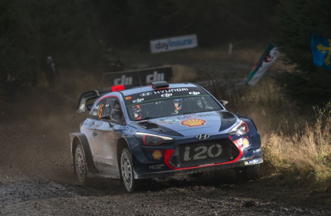 Thierry Neuville en chasse d'Ogier (Photo Ivo Kivistik / Red Bull Content Pool)