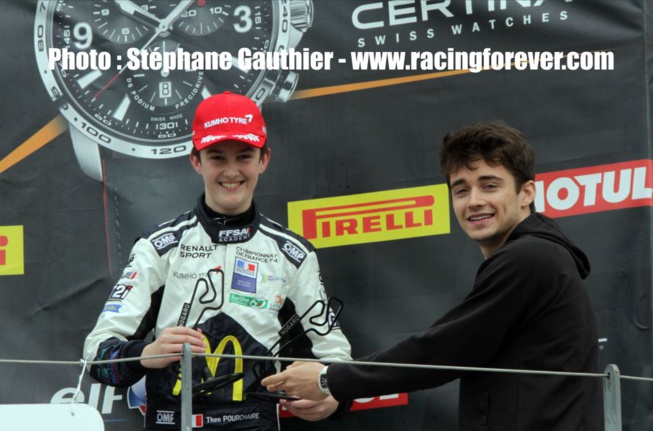 Le pilote F1 Charles Leclerc (à droite) était venu remettre les trophées lundi Le pilote F1 Charles Leclerc (à droite) était venu remettre les trophées lundi