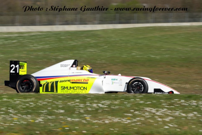 Une F4 dans les champs de Nogaro Une F4 dans les champs de Nogaro