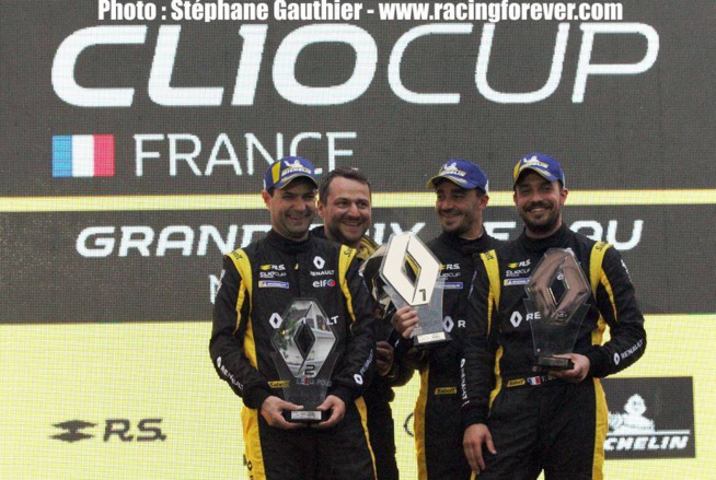 Les pilotes Clio ont gardé le sourire malgré la météo pluvieuse à Pau Les pilotes Clio ont gardé le sourire malgré la météo pluvieuse à Pau