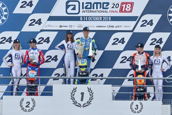 Un des podiums (CT Photos) Un des podiums (CT Photos)