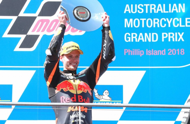 Brad Binder et son trophée (Photo Brad Binder et son trophée (Photo