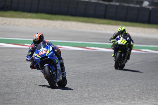 En l'absence de Marquez, beau duel entre Rins et Rossi pour la victoire (Photo Suzuki) En l'absence de Marquez, beau duel entre Rins et Rossi pour la victoire (Photo Suzuki)