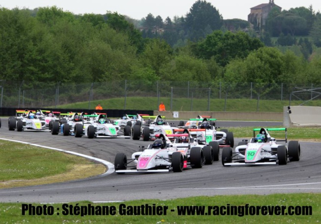 Le départ de la 3e course du week-end Le départ de la 3e course du week-end