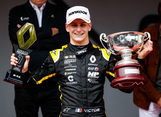 Beau trophée pour Victor Martins (Photo DPPI/Florent Gooden) Beau trophée pour Victor Martins (Photo DPPI/Florent Gooden)