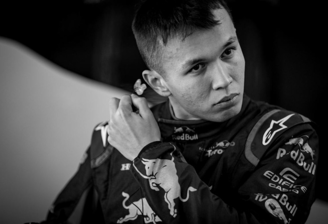 Alex Albon monte en grade (Photo Samo Vidic/Red Bull Content Pool) Alex Albon monte en grade (Photo Samo Vidic/Red Bull Content Pool)