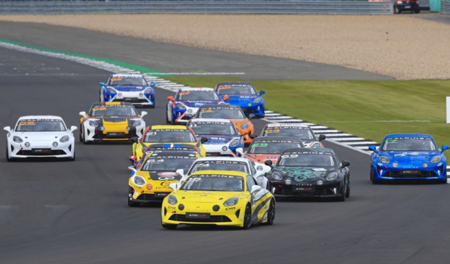 2 victoires pour Castelli en tête de l'Alpine Europa Cup. 2 victoires pour Castelli en tête de l'Alpine Europa Cup.