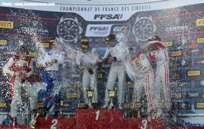 Le champagne pour récompenser tous les efforts était bienvenue. Le champagne pour récompenser tous les efforts était bienvenue.