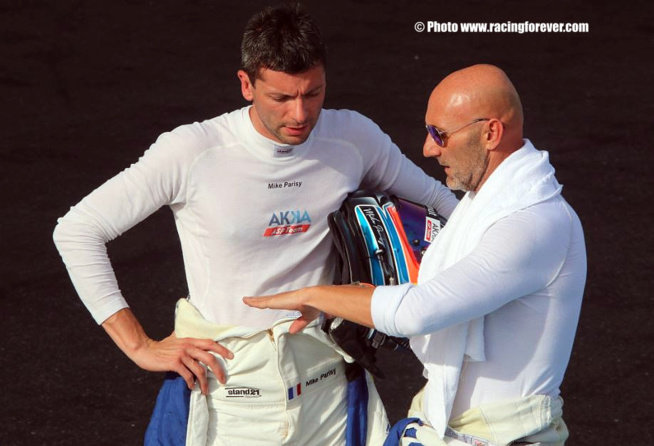 Mike Parisy et Fabien Barthez échangent sur le comportement de leur Mercedes Mike Parisy et Fabien Barthez échangent sur le comportement de leur Mercedes