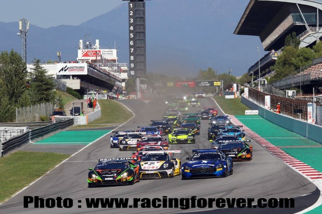 Très bon départ de la Lamborghini Orange1 FFF Racing qui devra pourtant rendre sa position Très bon départ de la Lamborghini Orange1 FFF Racing qui devra pourtant rendre sa position