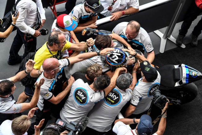 La communion de la victoire autour de Marini La communion de la victoire autour de Marini