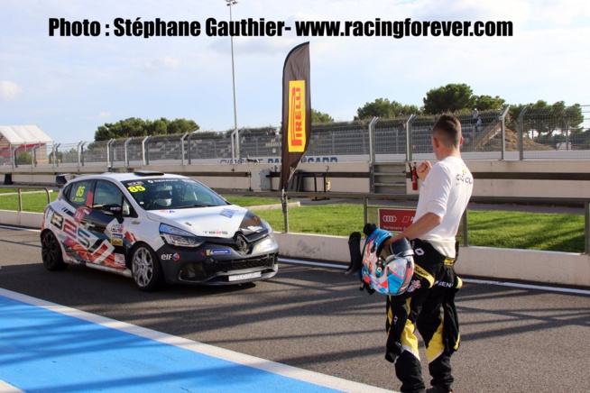 C'est à pieds que Dorian Guldenfels fête son titre avec son team TB2S C'est à pieds que Dorian Guldenfels fête son titre avec son team TB2S