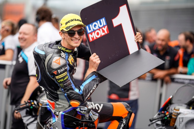 Tout sourire pour le vainqueur du grand prix du Japon Tout sourire pour le vainqueur du grand prix du Japon