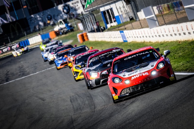 Les GT4 sur le circuit d'Albi (Photo D.Bogaerts - SRO)