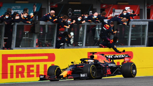 Verstappen mène sa RedBull à la victoire © RedBull Media