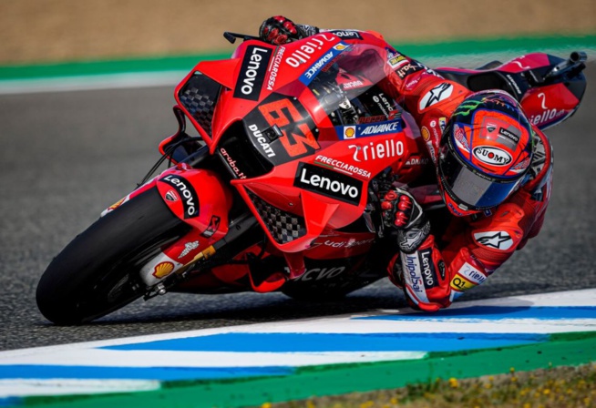 Un pilote Ducati en chasse un autre Un pilote Ducati en chasse un autre