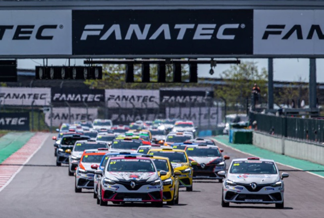 38 concurrents sur le départ (Photo DPPI Renault Sport) 38 concurrents sur le départ (Photo DPPI Renault Sport)