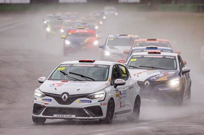 La Clio Cup c'est fun par tous les temps ! (Photo F.Flamand DPPI Renault) La Clio Cup c'est fun par tous les temps ! (Photo F.Flamand DPPI Renault)