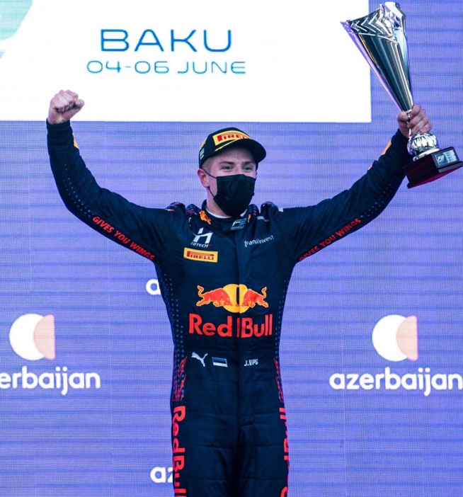 Vips sur la plus haute marche du podium © Hitech GP Vips sur la plus haute marche du podium © Hitech GP