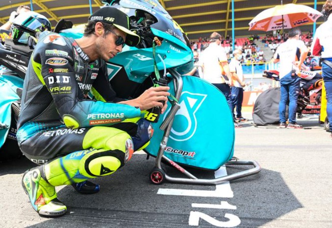 Valentino Rossi en pleine reflexion (photo Yamaha SRT)