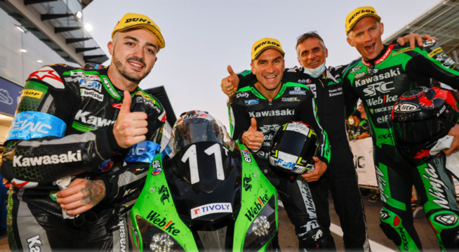 Une équipe heureuse et leader Une équipe heureuse et leader