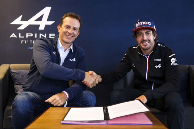 Laurent Rossi et Fernando Alonso signant la prolongation © Alpine F1