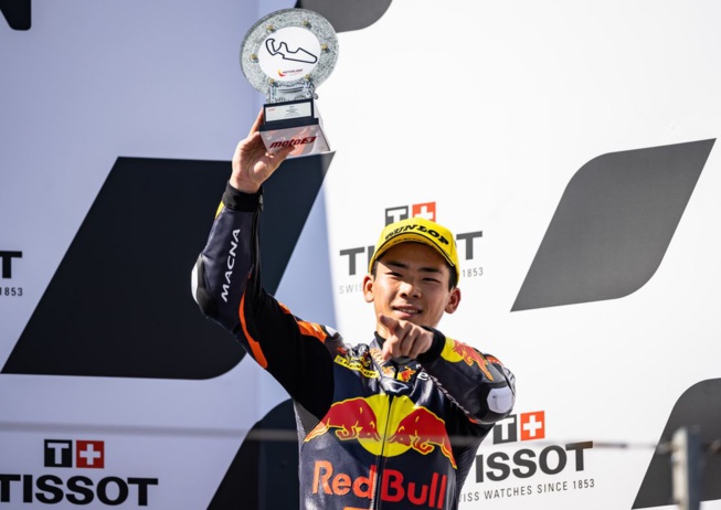 Le japonais Sasaki sur le podium (Photo Rob Gray Polarity)