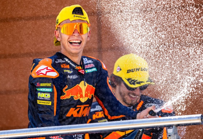 Tout Schuss sur le podium (Rob Gray Polarity Photo) Tout Schuss sur le podium (Rob Gray Polarity Photo)