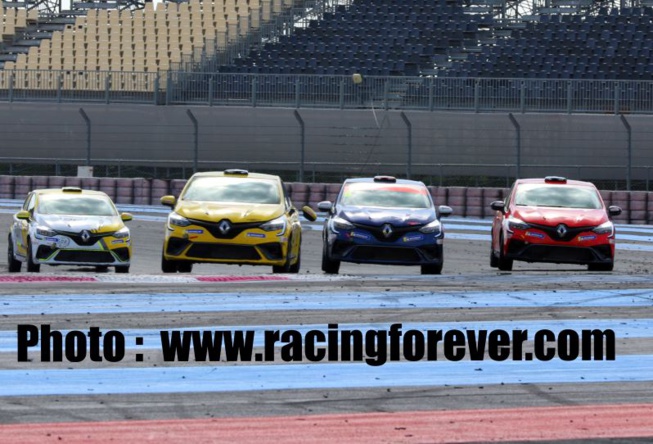 En rang serré la Clio Cup !