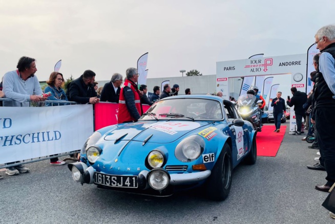 Le tour auto 2022 et les belles autos au départ (Photo Mickael Denis)