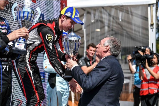 Le maire, François Bayrou, remet le trophée au vainqueur 2022 (Photo Euroformula)