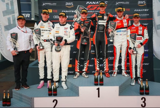 Un des podiums (Photo P.Hecq Sro) Un des podiums (Photo P.Hecq Sro)