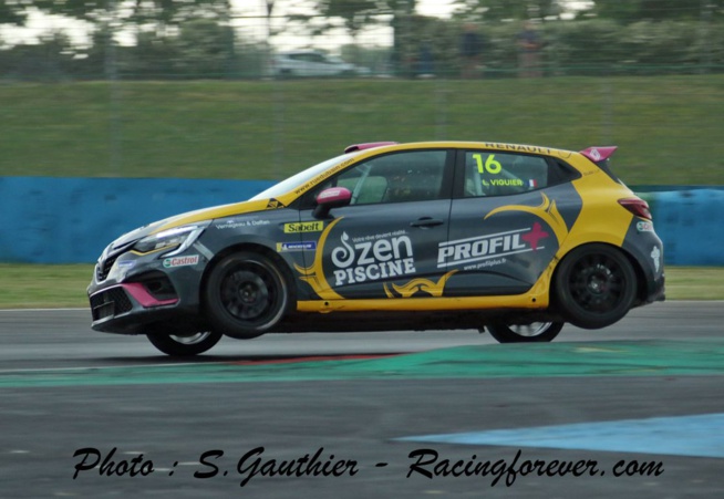 Lionel Viguier bondit vers le podium en Clio Cup Lionel Viguier bondit vers le podium en Clio Cup