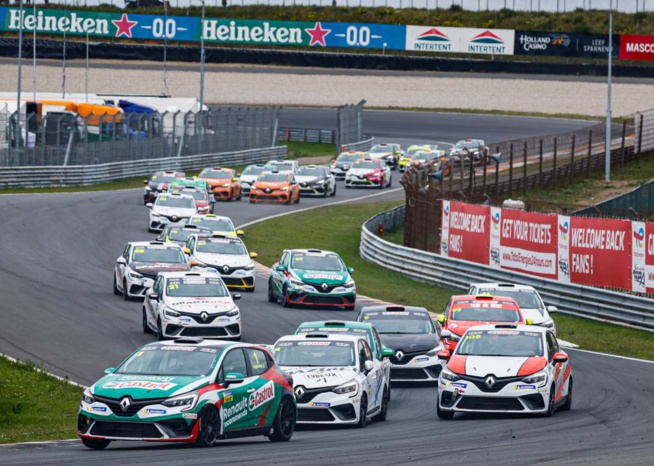 Le peloton de la Clio Cup à zandvoort (Photo DPPI/Alpine Cars)