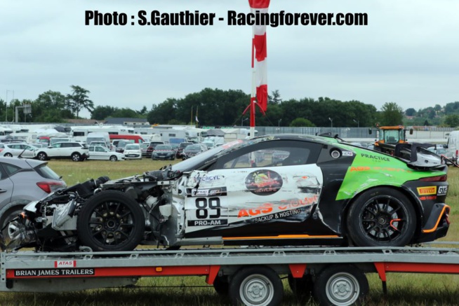 Gros dégâts sur l'Aston Martin de Cabirou Gros dégâts sur l'Aston Martin de Cabirou