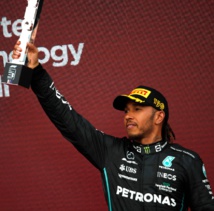 Hamilton sur le podium devant son public © AMG-Mercedes F1