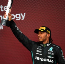 Hamilton sur le podium devant son public © AMG-Mercedes F1 Hamilton sur le podium devant son public © AMG-Mercedes F1