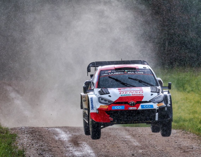 Les pistes de gravier étaient parfois bien mouillées (Photo Toyota)