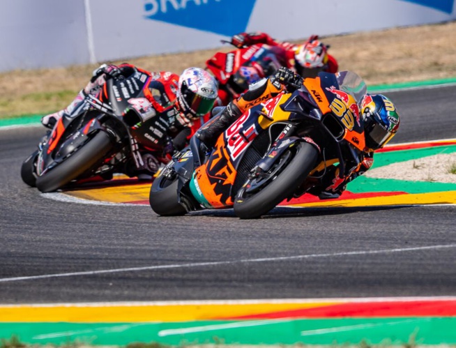 Brad Binder à la lutte pour un podium avec sa KTM (Rob Gray Polarity photo) Brad Binder à la lutte pour un podium avec sa KTM (Rob Gray Polarity photo)