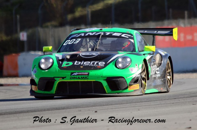 Un bon arrêt met la Porsche du Dinamic Motorsport en tête Un bon arrêt met la Porsche du Dinamic Motorsport en tête