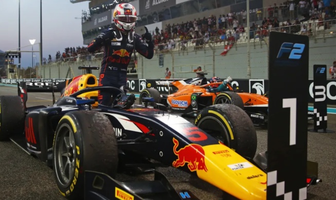 Lawson domine la première course à Abou Dabi © FIA F2 Lawson domine la première course à Abou Dabi © FIA F2