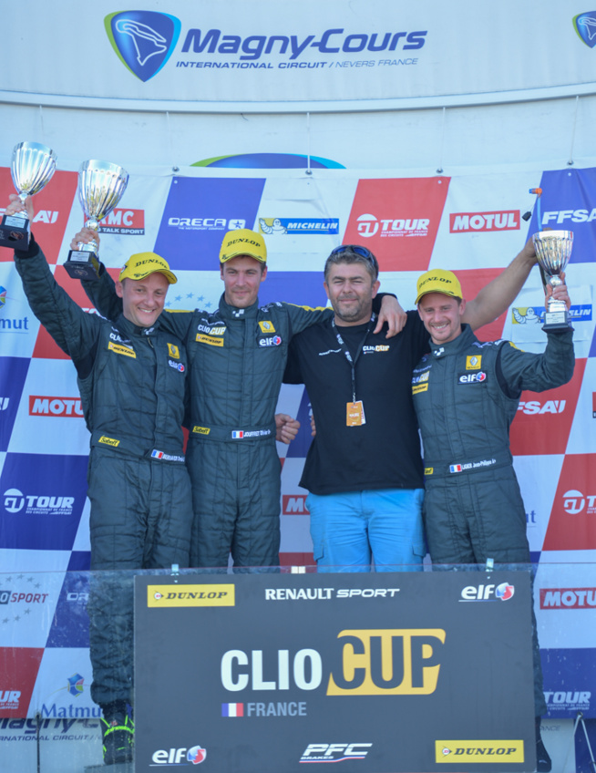 A gauche, Denis Bernardi savoure un nouveau podium en Rookie (Photo Antoine Camblor) A gauche, Denis Bernardi savoure un nouveau podium en Rookie (Photo Antoine Camblor)