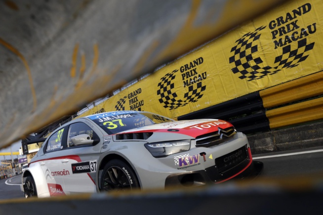 Une citroên entre les rails de Macao Une citroên entre les rails de Macao