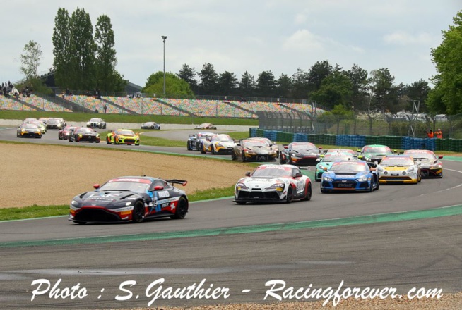 Aston Martin en tête de la meute du GT4 Aston Martin en tête de la meute du GT4