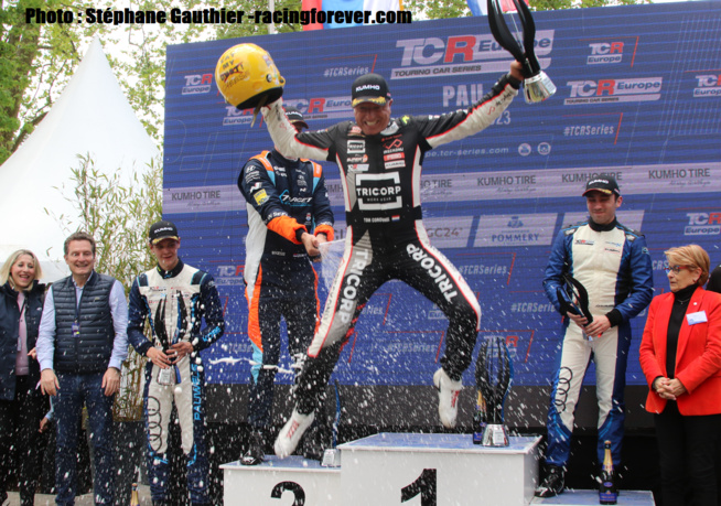 La bonne humeur sur le podium La bonne humeur sur le podium