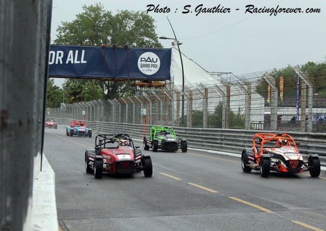 De nombreuses Caterham en piste à Pau De nombreuses Caterham en piste à Pau