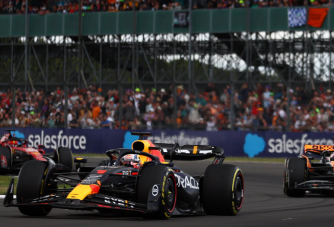 Verstappen devant les McLaren © RedBull Media